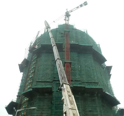 许昌市吊车在工地上作业